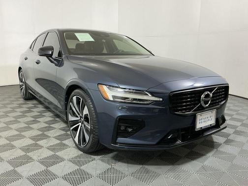 2022 Volvo S60 T5 Momentum