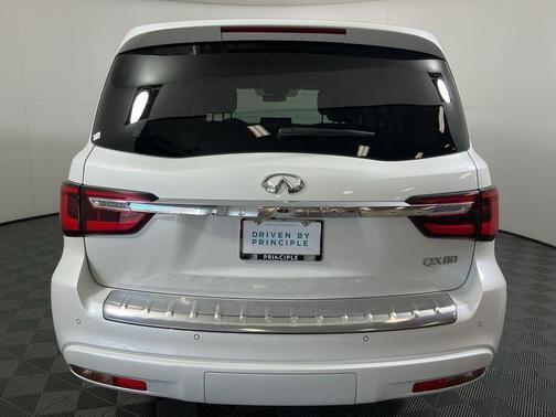 2022 INFINITI QX80 Luxe