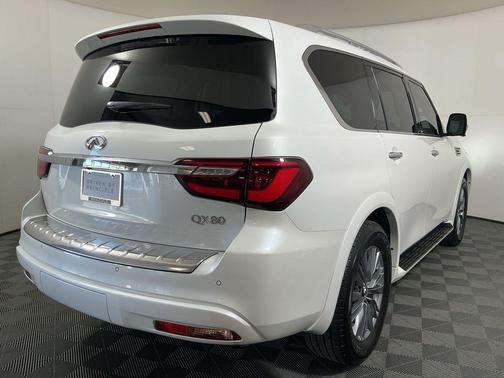 2022 INFINITI QX80 Luxe