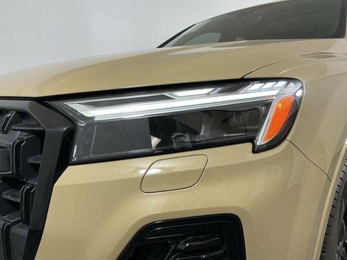 Sakhir Gold Metallic 2025 Audi Q7 45 Premium Plus