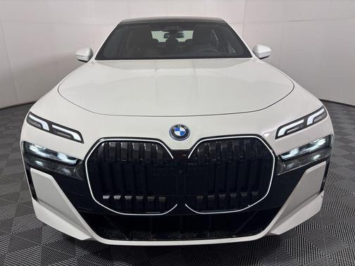 2025 BMW 750e i xDrive
