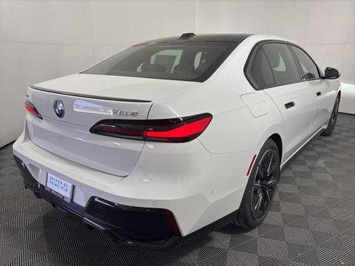 2025 BMW 750e i xDrive