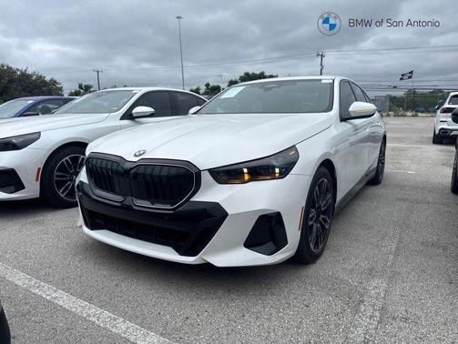 Alpine White 2025 BMW 530 530i