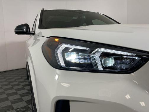 Alpine White 2026 BMW X1 xDrive28i
