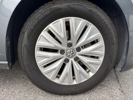 Platinum Gray Metallic 2019 Volkswagen Jetta 1.4T S