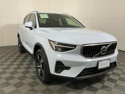 2025 Volvo XC40 B5 Core Bright Theme