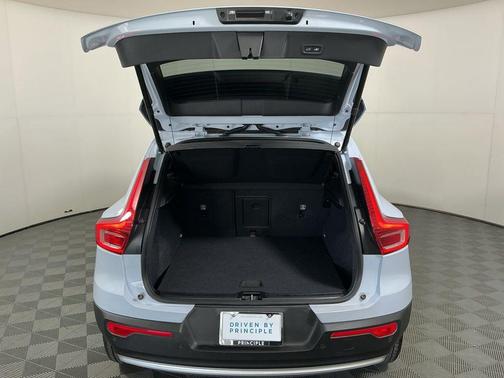 2025 Volvo XC40 B5 Core Bright Theme