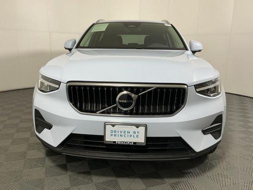 2025 Volvo XC40 B5 Core Bright Theme