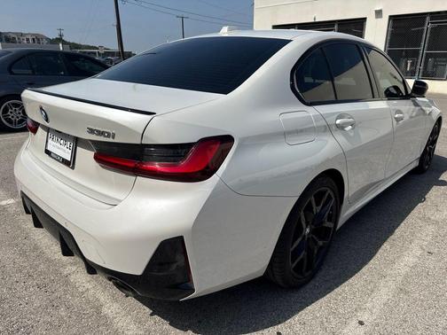 Mineral White Metallic 2025 BMW 330 330i