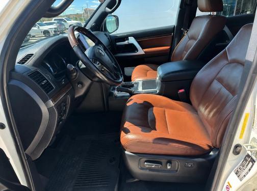 Blizzard Pearl 2018 Toyota Land Cruiser Base