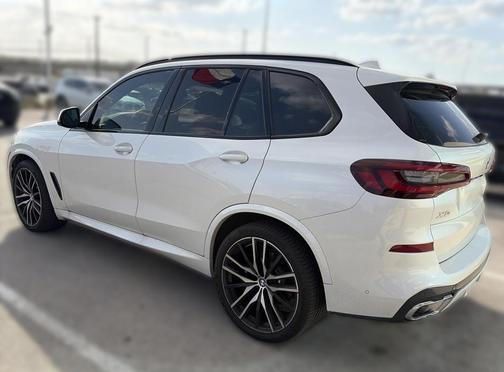Mineral White Metallic 2023 BMW X5 xDrive40i