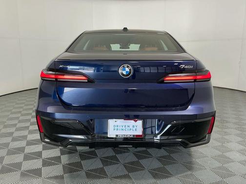 Tanzanite Blue II Metallic 2026 BMW 740 xDrive