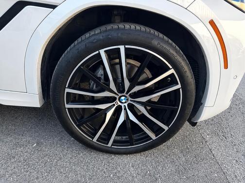 Mineral White Metallic 2024 BMW X6 xDrive40i