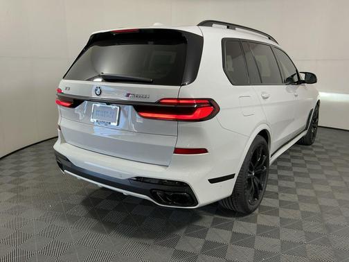 300 2027 BMW X7 M60i
