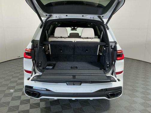 300 2027 BMW X7 M60i