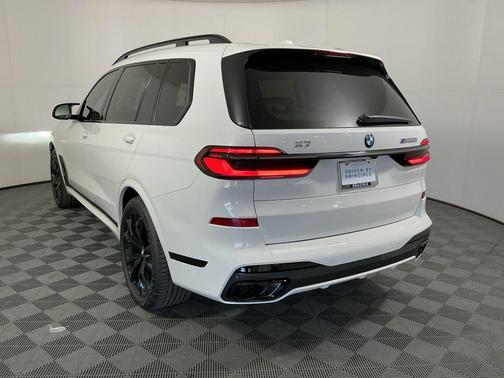 300 2027 BMW X7 M60i