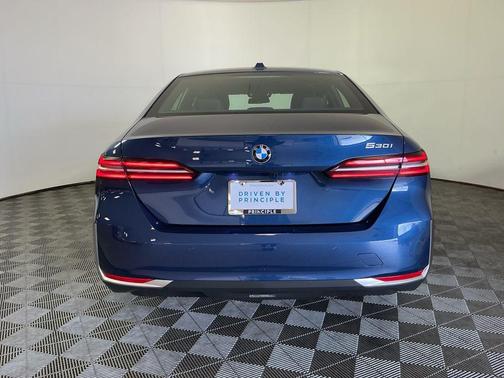 Phytonic Blue Metallic 2026 BMW 530 530i