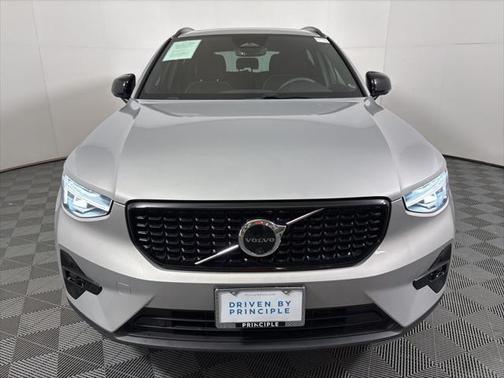 2024 Volvo XC40 B5 Plus Dark Theme