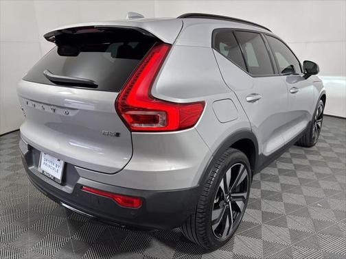 2024 Volvo XC40 B5 Plus Dark Theme