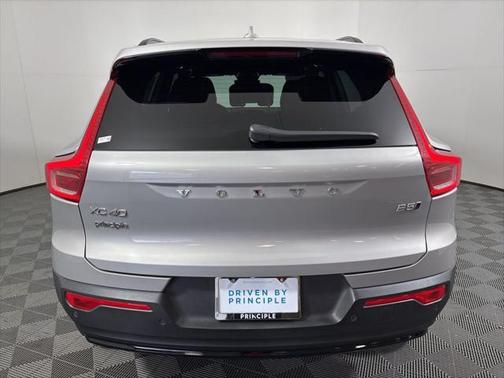 2024 Volvo XC40 B5 Plus Dark Theme