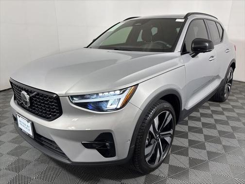 2024 Volvo XC40 B5 Plus Dark Theme