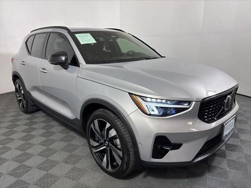 2024 Volvo XC40 B5 Plus Dark Theme