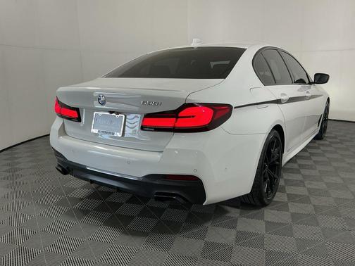 Alpine White 2022 BMW 530 i