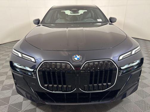 2025 BMW 740 i