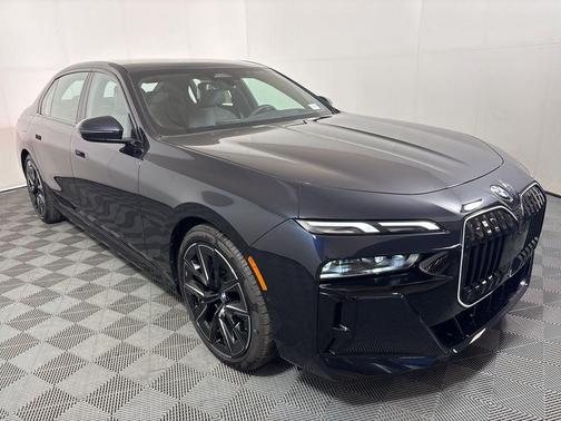 2025 BMW 740 i