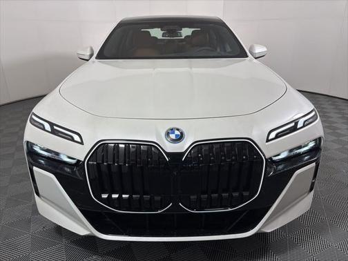 2025 BMW 750e i xDrive