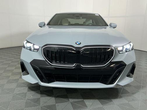Oxide Grey Metallic 2026 BMW 530 530i
