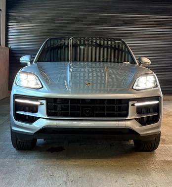 Dolomite Silver Metallic 2026 Porsche Cayenne