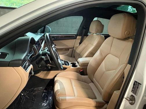 White 2023 Porsche Macan