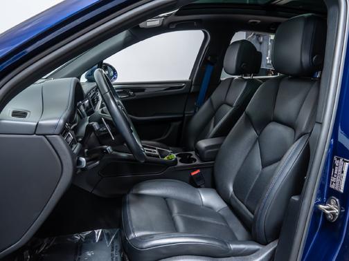 Gentian Blue Metallic 2023 Porsche Macan Macan