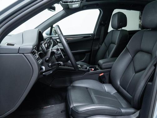 2024 Porsche Macan Base (PDK)