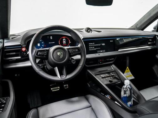 2025 Porsche Macan Turbo