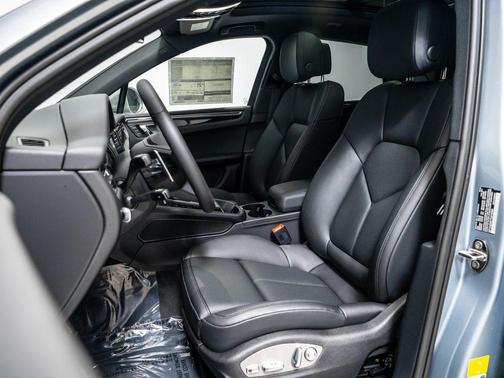 Dolomite Silver Metallic 2026 Porsche Macan Base