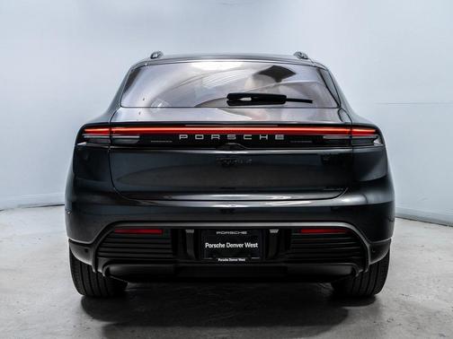 2026 Porsche Macan 4