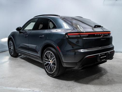 2026 Porsche Macan 4