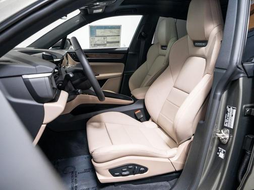 Aventurine Green Metallic 2026 Porsche Macan 4