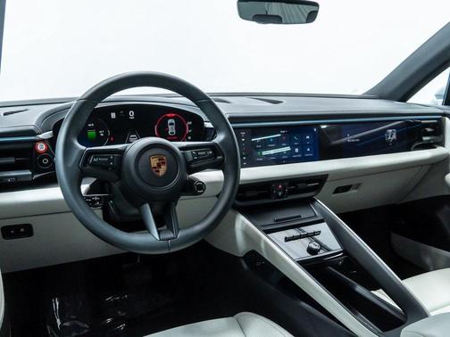 2025 Porsche Macan 4