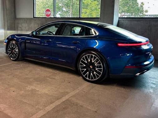 Gentian Blue Metallic 2026 Porsche Panamera 4