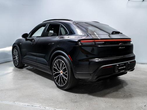 2026 Porsche Macan 4