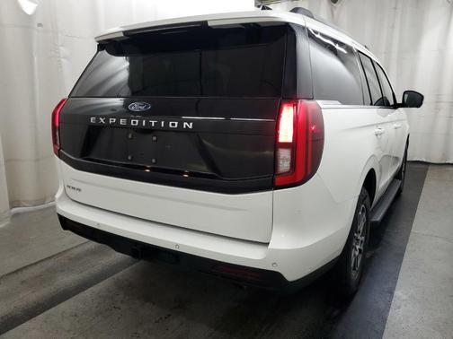 Star White Metallic Tri-Coat 2025 Ford Expedition Active