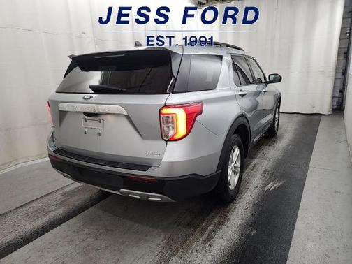 ICONIC SILVER METALLIC 2024 Ford Explorer XLT