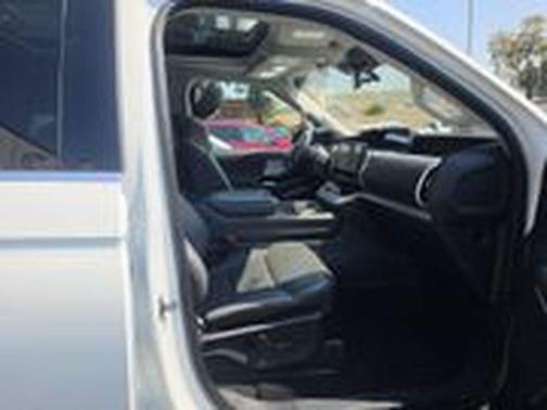 Oxford White 2025 Ford Expedition Active