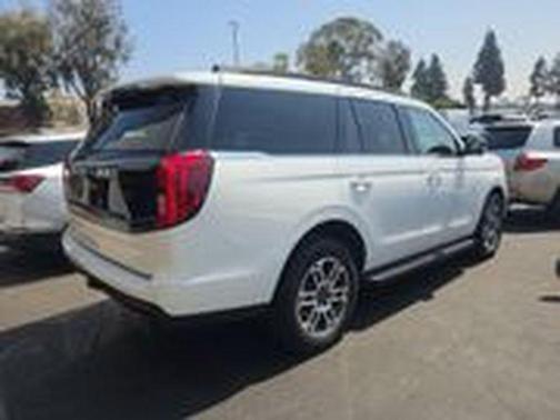 Oxford White 2025 Ford Expedition Active