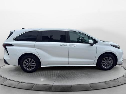 Ice Cap 2024 Toyota Sienna LE