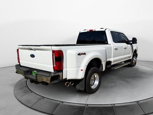 Oxford White 2025 Ford F-350 Lariat