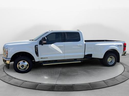 Oxford White 2025 Ford F-350 Lariat